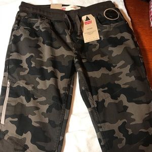 Youth camouflage Levi’s joggers